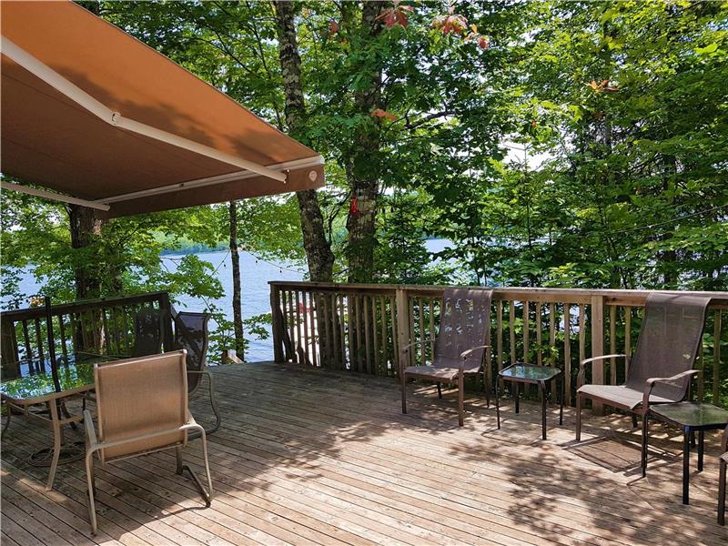 Luxury on Falls Lake, Nova Scotia Windsor Cottage Rental DI20743