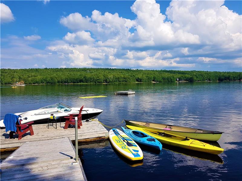 Luxury on Falls Lake, Nova Scotia Windsor Cottage Rental DI20743