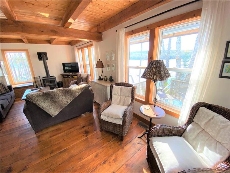 Luxury on Falls Lake, Nova Scotia Windsor Cottage Rental DI20743