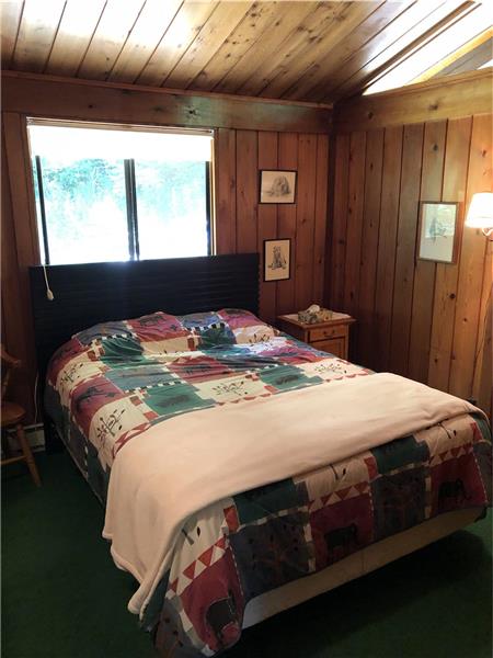 Chandos Lake - Beautiful South Bay - Apsley Cottage Rental 