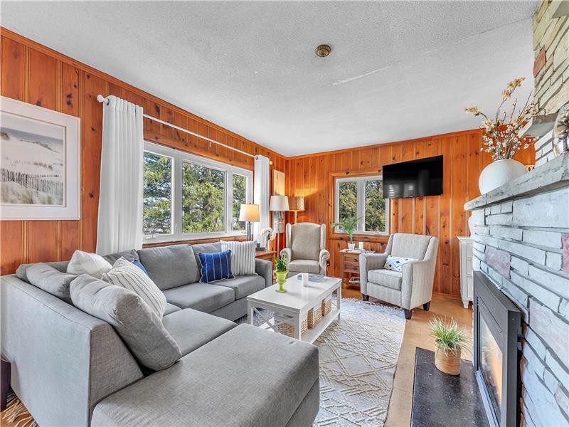 Bluewater Getaway! Lakefront Beauty Grand Bend Cottage Rental DI