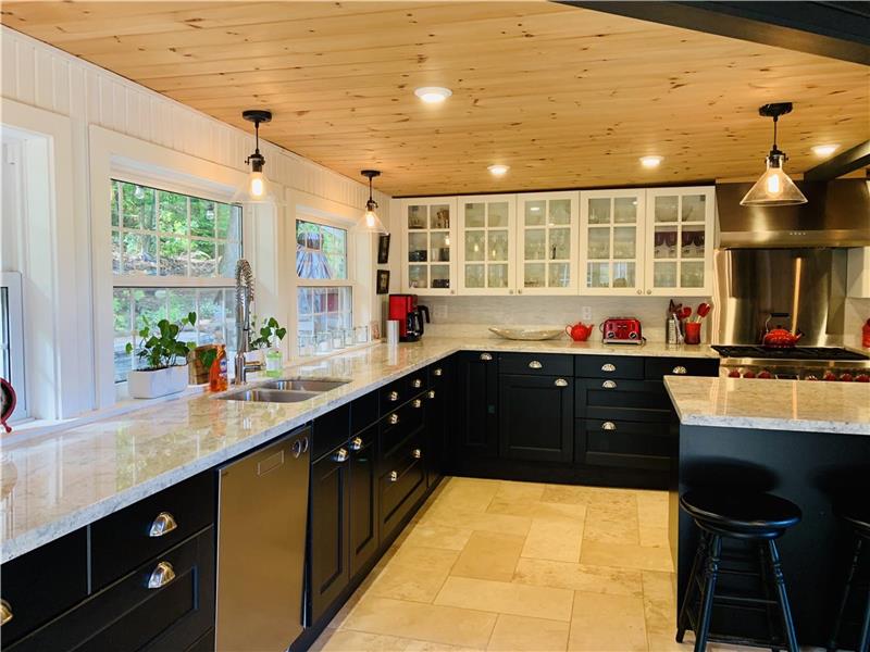 Magical Bass Lake Muskoka Getaway Muskoka Lakes Cottage Rental DI29105 CottagesInCanada