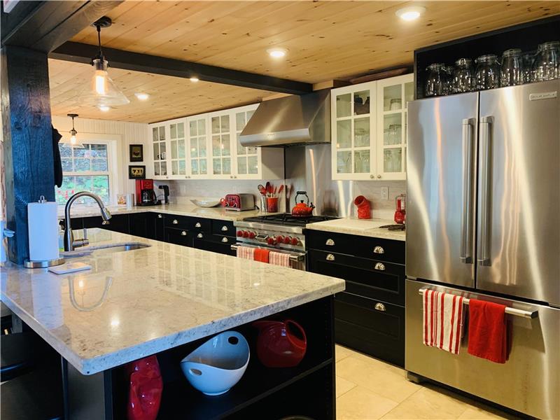 Magical Bass Lake Muskoka Getaway Muskoka Lakes Cottage Rental DI29105 CottagesInCanada