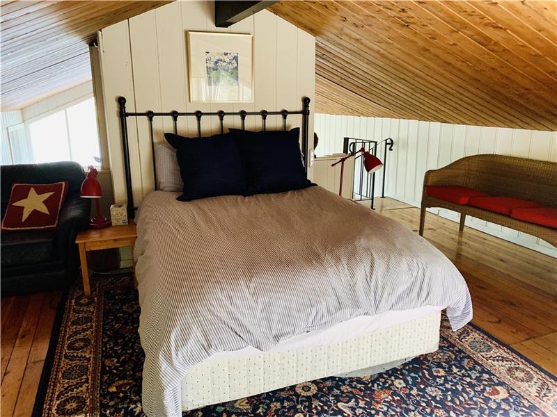 Magical Bass Lake Muskoka Getaway Muskoka Lakes Cottage Rental DI29105 CottagesInCanada