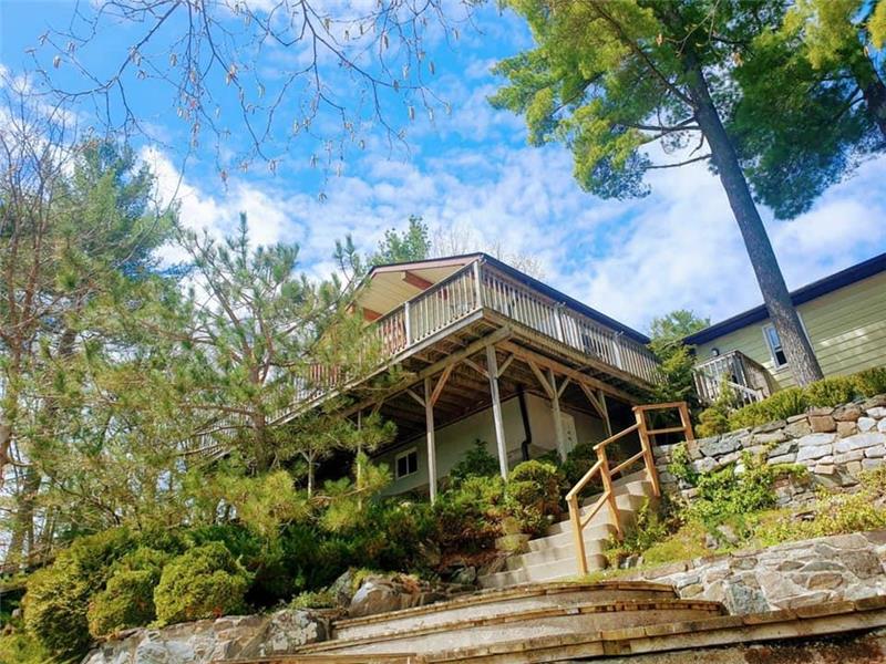 Grand Maison Waterfront Private Bobcaygeon Cottage Rental PL