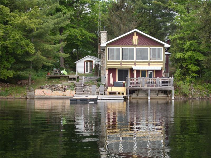 Pike Lake Sunrise Cottage - Perth Cottage Rental | GL-32184 ...