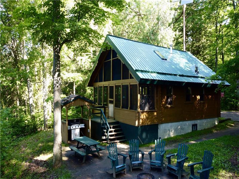 Waterfront Chalet Pumpkinseed for - Montebello Cottage Rental | DI ...